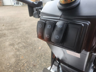 Elektro Hoflader PK500e mit Schaufel