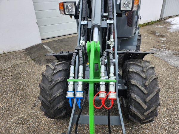 Elektro Hoflader 2110e und 2310e mit Schaufel