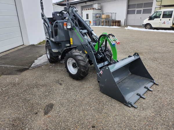 Elektro Hoflader 2110e und 2310e mit Schaufel