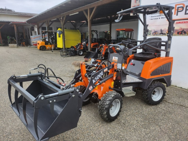 Elektro Hoflader PK500e mit Schaufel